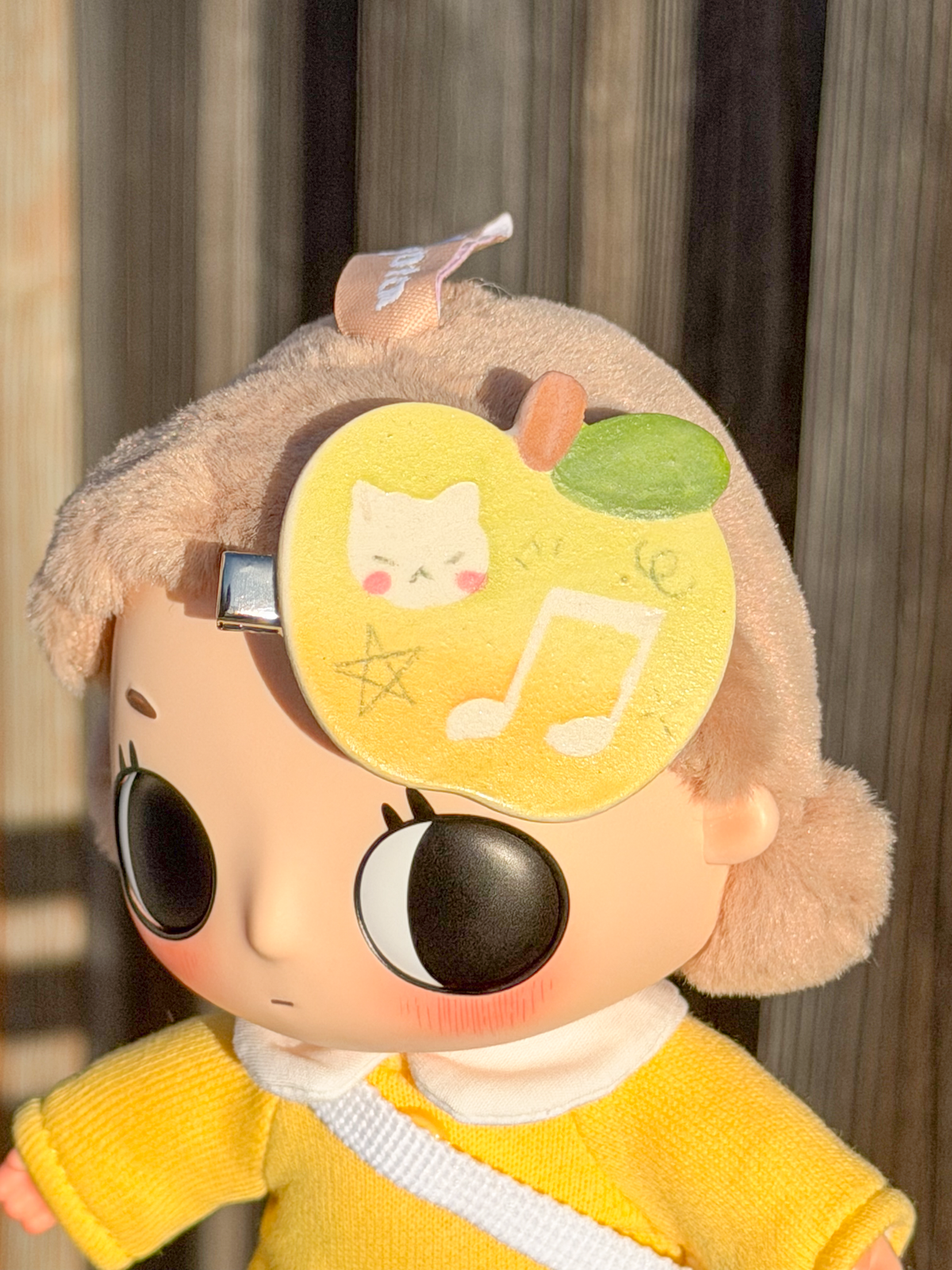 apple hair clip (opal)